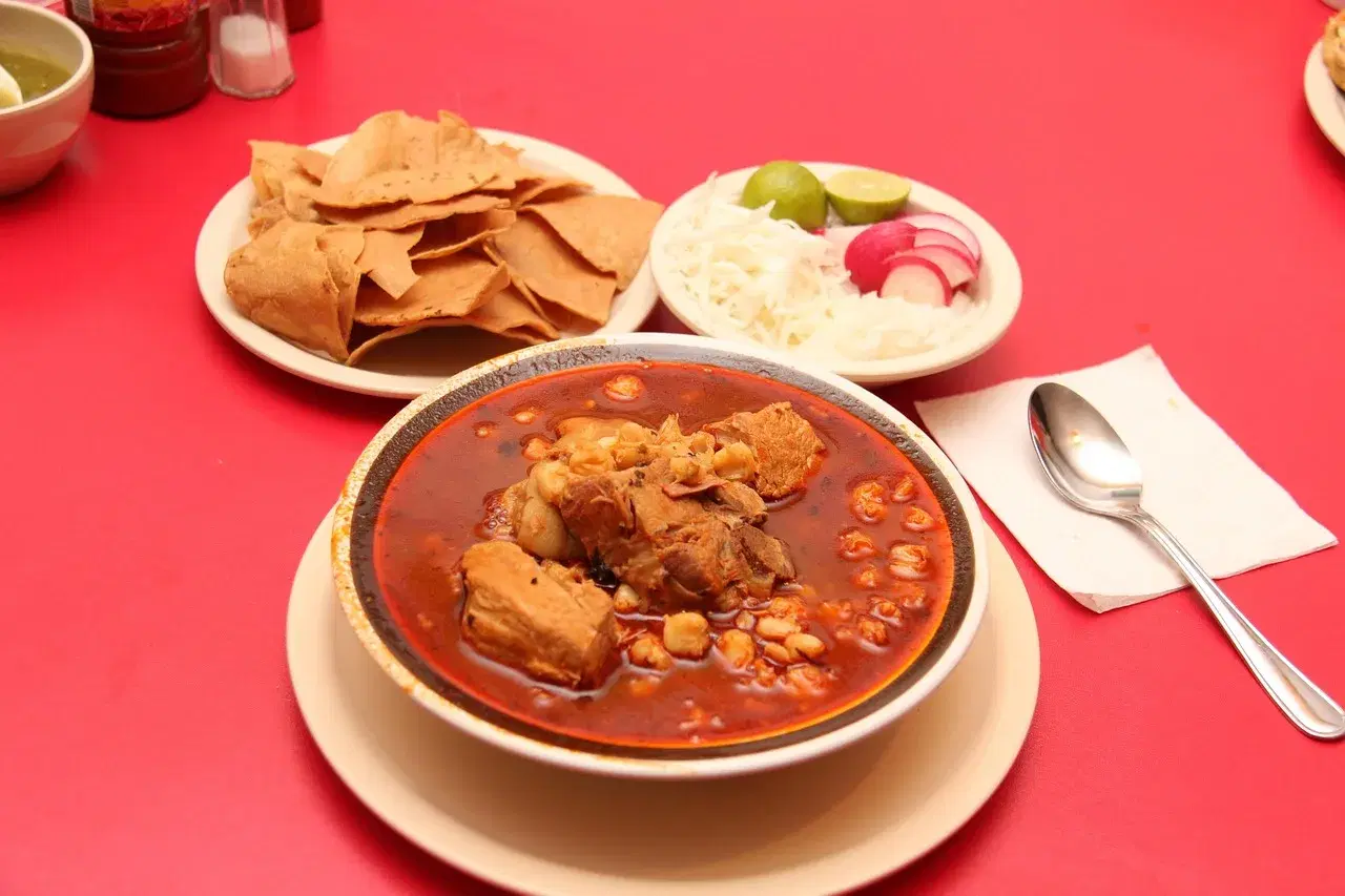 Pozole Rojo (Soupe Rouge au Porc et Maïs)