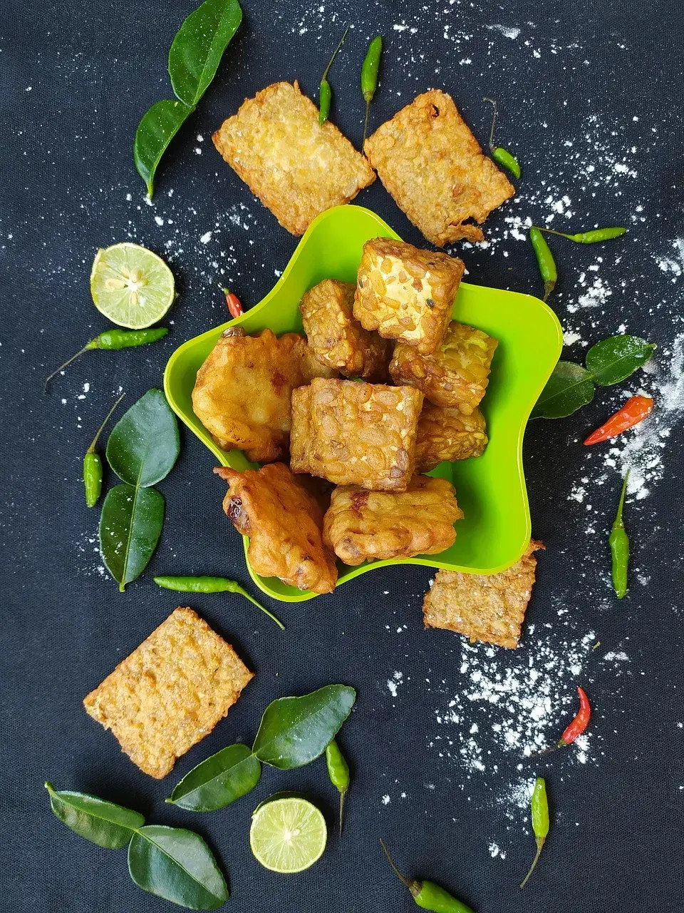 Tempe goreng (tempeh frito con ajo y cilantro)