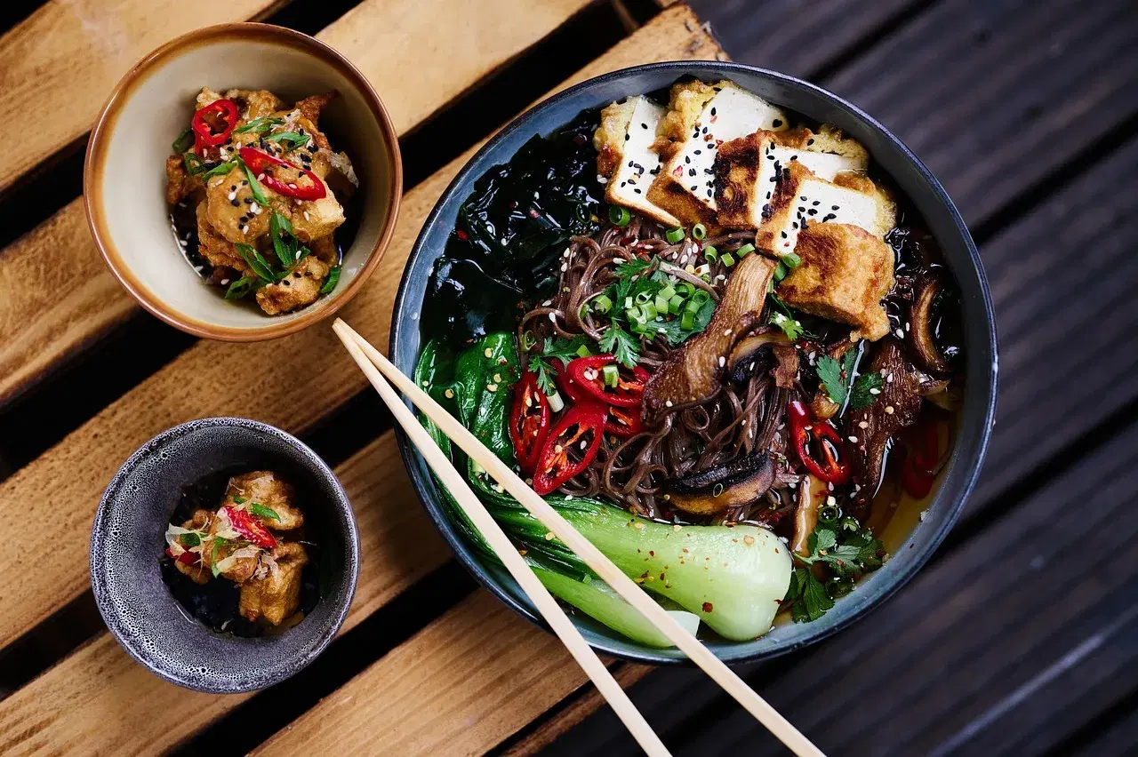 Bol de Fideos con Miso, Tofu Crujiente y Shiitake
